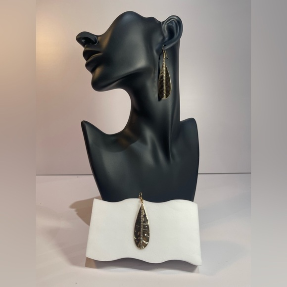 NWOT Gold Tone Leaf Earrings With Rhinestones - Picture 3 of 5